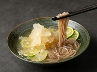 季節やゲストの来店頻度によって、パスタや冷麺などに変更。写真の冷麺は自家製スープをかき氷にしたひんやり食感が楽しい一皿です。