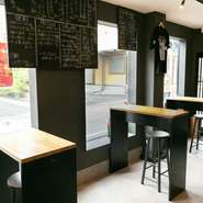 カウンターやテーブルの高さは、立っていてもくつろげるように設計されており立ち飲みの楽しさを引き出しています。さらに、少しだけ椅子も用意されているので、疲れた時には一息つくことも可能。