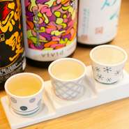 常時30種類以上揃えた京都の日本酒の中から、3種類をおまかせで楽しむことができます。京都ならではの伝統的な蔵元が生み出す多彩な味わいを、一度に知ることができる贅沢。