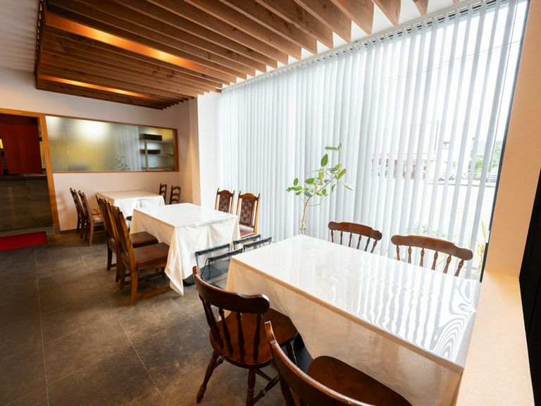 女子会や友人同士に。昼夜を問わず、のびのび食事を楽しめる店内