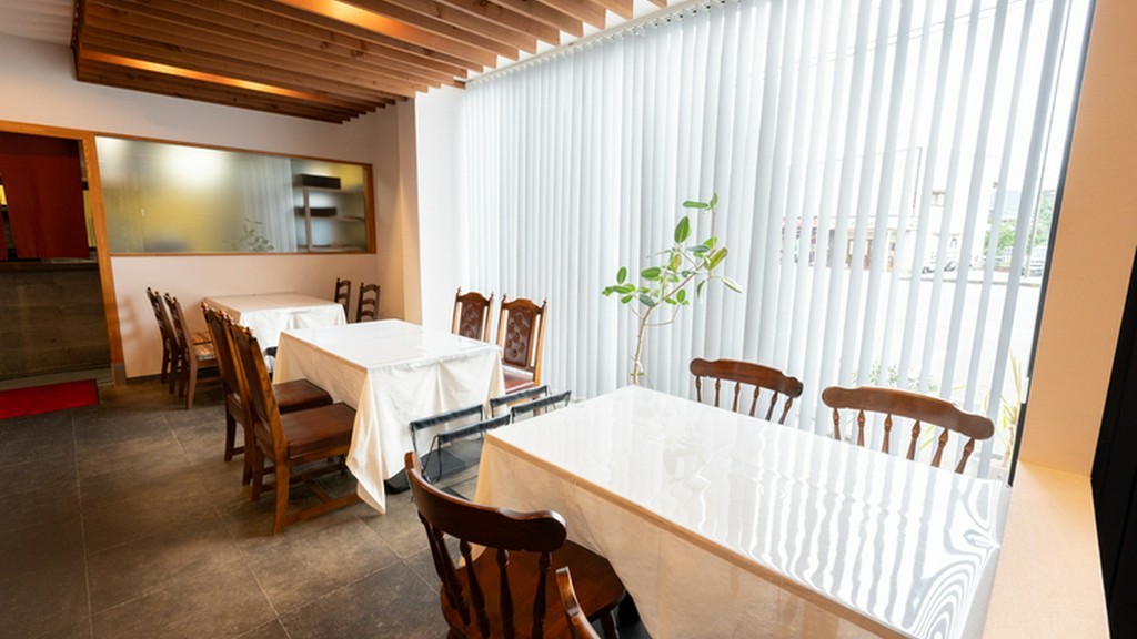 女子会や友人同士に。昼夜を問わず、のびのび食事を楽しめる店内