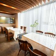 店内はシンプルなレイアウトかつ、ランチ・ディナー問わず利用できる落ち着いた印象に纏められており、友人同士での食事にぴったりです。ゆったりと過ごせる空間で、のびのびと食事を楽しみませんか。