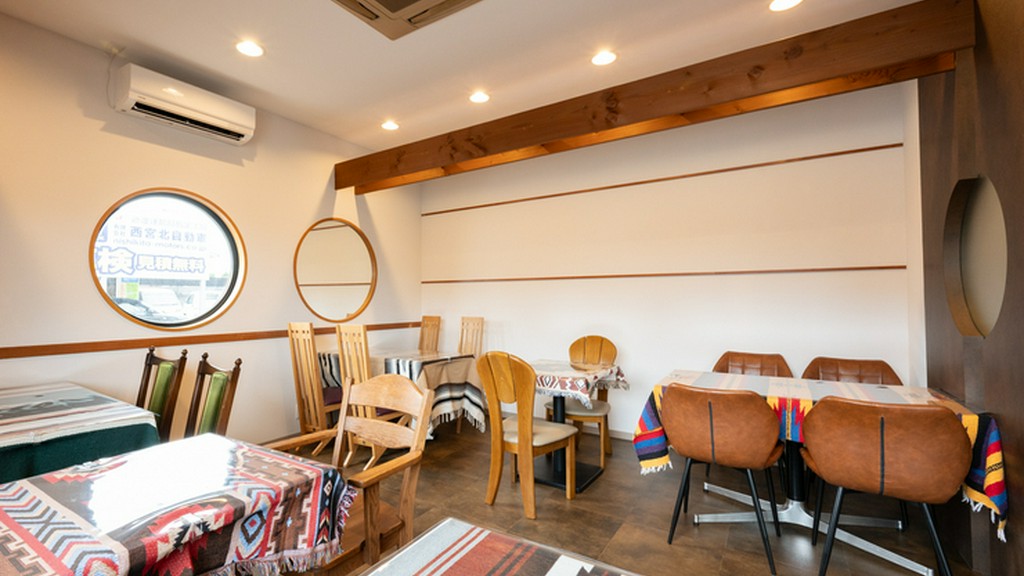 お子様連れも気兼ねなく食事を楽しめる店内