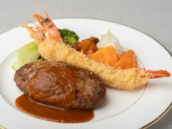 二つの名物を一度に堪能。イチオシメニュー『ハンバーグと有頭えびフライ』