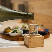 全国各地の日本酒は、旬の味わいを楽しめることはもちろん、九州では手に入りにくい銘柄も揃えています。四季折々の風味を持つ日本酒が並べられ、料理に合わせて一杯を選択。