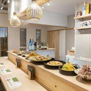 お店に足を踏み入れると、目の前に広がるのは彩り豊かな料理の数々。どれもが丁寧に盛り付けられており、視覚から楽しませてくれます。料理人の温かな心遣いも合わせて満喫。