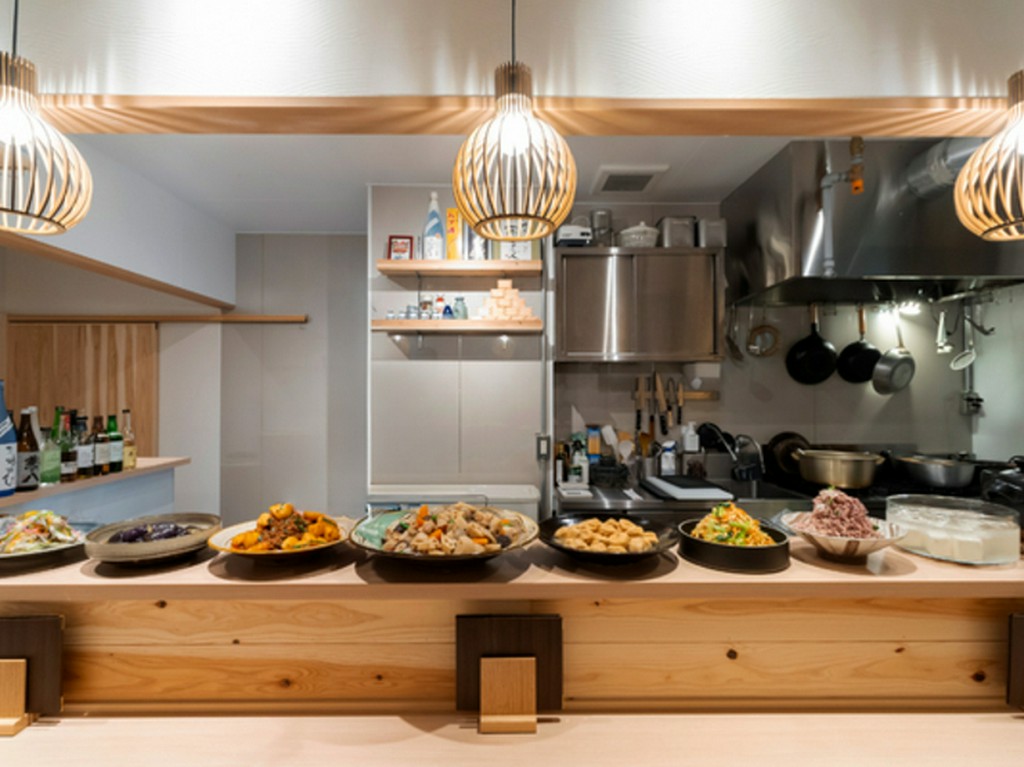 カウンター席でゆったりと笑顔のひとときを