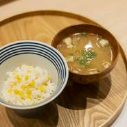 こぢんまりとしたカウンター席は、一人でも気軽に訪れることができ、自分の時間を楽しめる場所です。仕事終わりにほっと一息つける、隠れ家的な存在として人気を集めています。