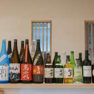 小皿をつまみながら心地良いお酒の香りと味わいに浸る時間が、日常の疲れを忘れさせてくれます。心に染み入るようなお酒と料理が、人々を穏やかに包み込んでくれるでしょう。