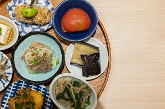 日替わりで10～12種類用意され、旬の味覚を楽しめる『博多季節のおばんざい』