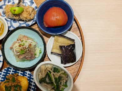 日替わりで10～12種類用意され、旬の味覚を楽しめる『季節のおばんざい』
