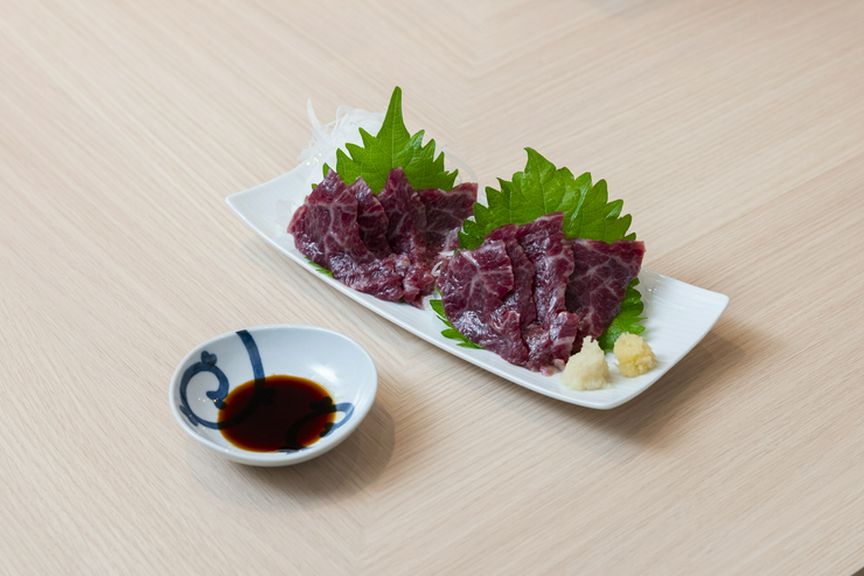 一口食べればとろけるような食感と豊かな風味が広がる『熊本産馬刺し 霜降り』