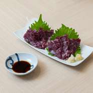 熊本の自然で育まれた馬肉は、特有の甘みと柔らかさが際立ちます。新鮮な状態で提供されるため、鮮度も抜群。脂の旨みがほどよく口の中に広がり、噛むたびに深まっていく味わいは、まさに格別。