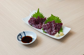 一口食べればとろけるような食感と豊かな風味が広がる『熊本産馬刺し　霜降り』