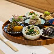 旬の野菜や食材をふんだんに使い、優しい味付けで仕上げています。多彩な料理を少しずつ楽しめるスタイルが魅力。自分の好みに合わせて、お気に入りの一皿をおかわりする楽しさもあります。