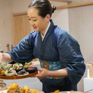 器の選び方や色合いにこだわり、見た目にもうれしい料理をつくり上げています。訪れる人々の笑顔を思い描きながら、一皿ずつ丁寧に仕上げていくことで、心のこもったおもてなしを実現。
