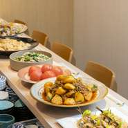 カウンター席のみのため、料理の提供がスムーズで一人一人との距離感が近いことが魅力です。食事中の笑顔を間近で見ることができる瞬間が、料理人にとって幸せであり何よりの励みになる、と考えます。