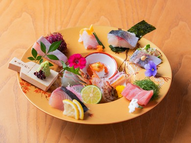 長浜市場・漁港直送の鮮魚に、九州各地の美食が集う場所