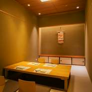 接待・会食などのビジネスシーンから、顔合わせ、お祝いごとにも利用できる個室を完備。履物を脱いで上がる小上がりとなっており、くつろぎの空間で食と会話を楽しめます。