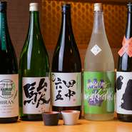 食材同様、地酒もこだわりの逸品を用意。九州各地を中心に全国のイチオシ銘柄を常時20種用意。当日オススメの地酒は、店内のテーブルマットでご紹介中です。
