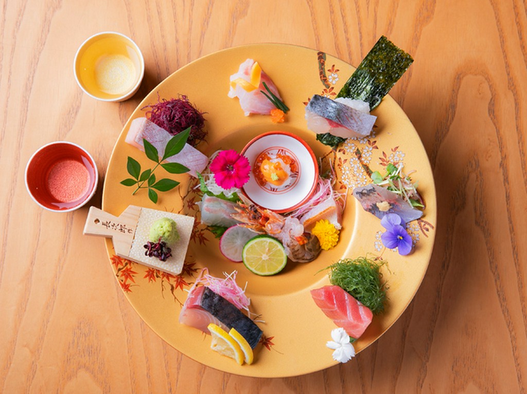 お店のこだわりを実感する『玄海天然鮮魚十種の活鮮盛り』