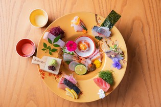 お店のこだわりを実感する『玄海天然鮮魚十種の活鮮盛り』