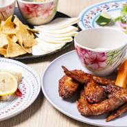 沖縄県産の新鮮な食材をふんだんに使用した創作ラテン料理が自慢。もとぶ牛、アグー豚、やんばるハーブ鶏、島野菜などの地元の恵みを活かした一皿が提供されています。沖縄フルーツを使ったカクテルも。