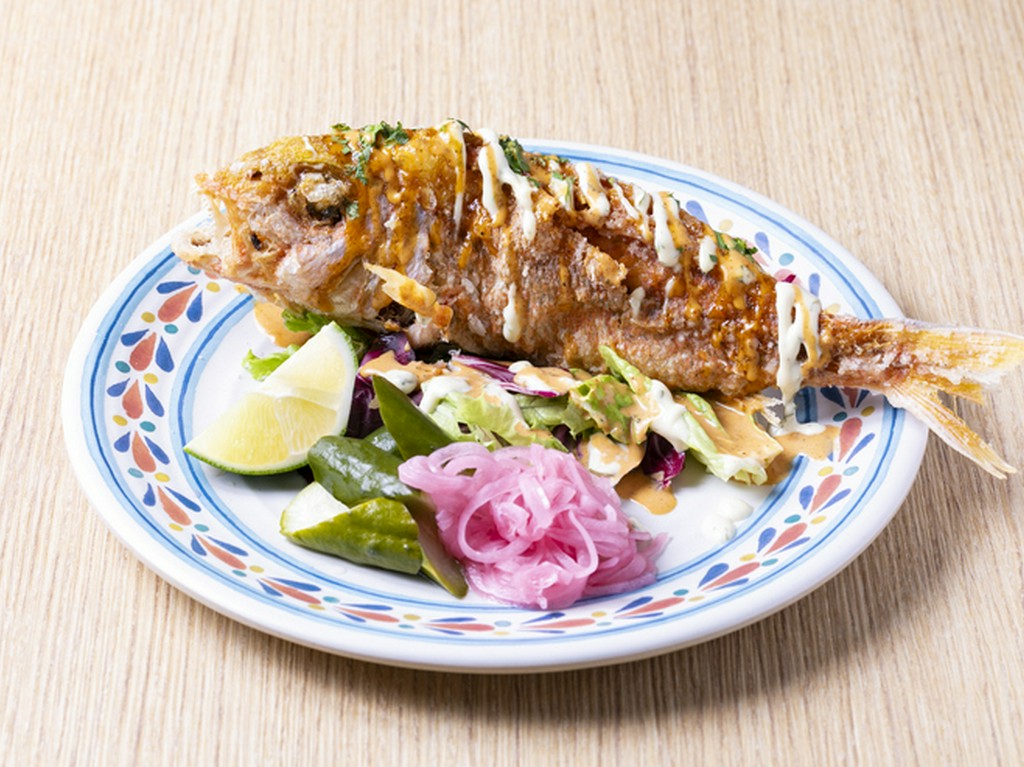 丸ごと揚げた旬魚で味わう、マイアミ風豪快フィッシュ料理『イマイユのクリスピーフィッシュ』