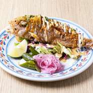 マイアミの名物料理を沖縄の旬の魚で再現した豪快な一品。沖縄県産の新鮮な魚を丸ごとカリッと揚げ、クリーミーなハーブソースを添えて提供してくれます。サクサクとした食感と豊かな風味が絶妙に調和。