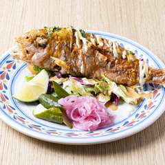 丸ごと揚げた旬魚で味わう、マイアミ風豪快フィッシュ料理『イマイユのクリスピーフィッシュ』
