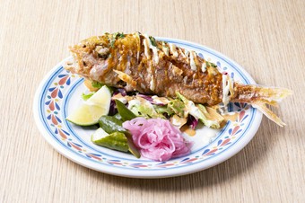 丸ごと揚げた旬魚で味わう、マイアミ風豪快フィッシュ料理『イマイユのクリスピーフィッシュ』
