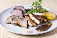 やんばるハーブ鶏、アグー豚、沖縄県産黒毛和牛の3種をスパイスで焼き上げました