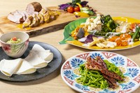 ランチタイムにぴったりの豪華なコース。オリジナルマリナードで仕上げたビーフ、ポーク、チキンの3種のグリルミートからお好みを選び、さらにグリル野菜とフルーツが食べ放題です。トッピングも充実。