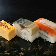 信州サーモンと〆さば。食べ放題コースやランチセットでも人気の一品『押し寿司』