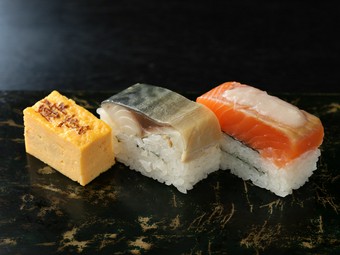 信州サーモンと〆さば。食べ放題コースやランチセットでも人気の一品『押し寿司』