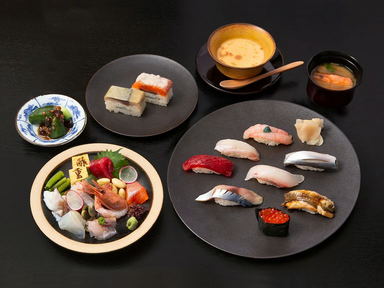 手軽に贅沢を楽しめる『お好み寿司8貫+押し寿司2貫コース』
