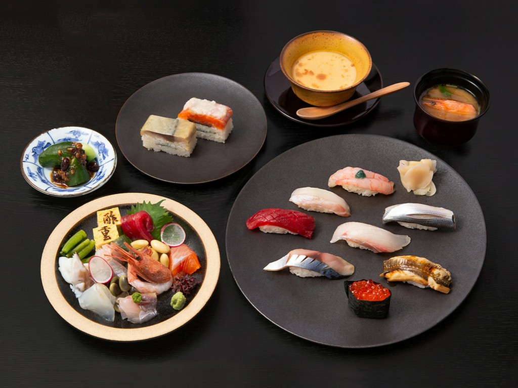 手軽に贅沢を楽しめる『お好み寿司8貫＋押し寿司2貫コース』