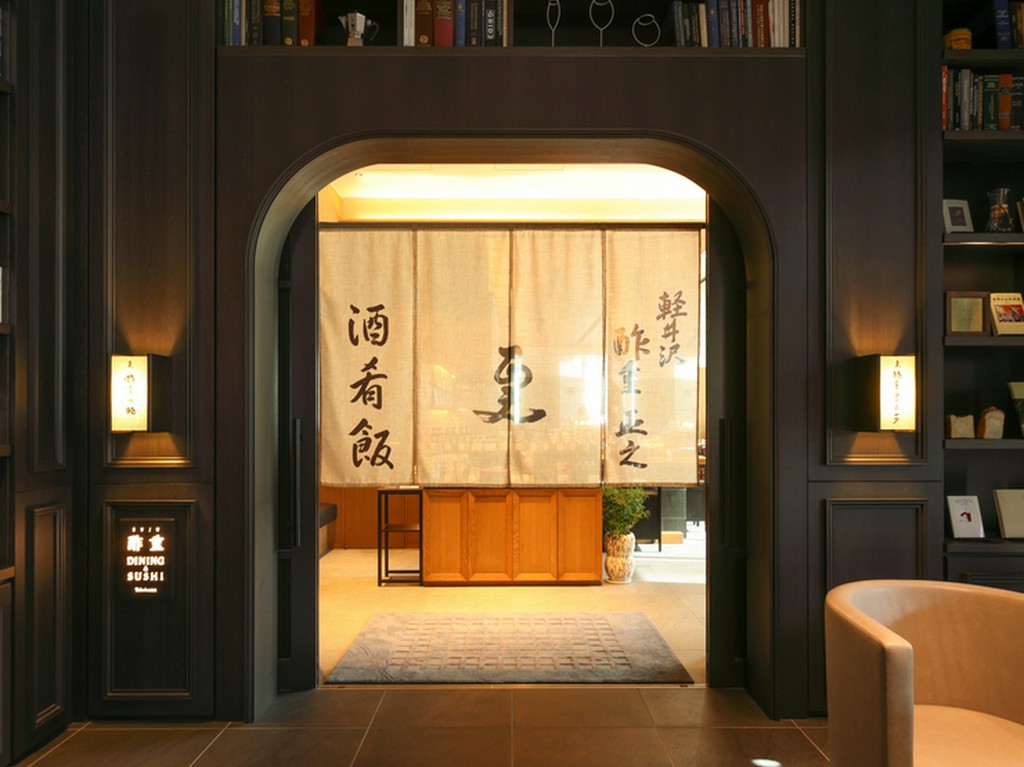 ホテルダイニングエリア内。一つの暖簾から二つの看板が出迎え