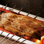 ニホンウナギを使用して味わえる品質を追求。厳しい基準をクリアした、「良質」で厳選した鰻のみを使用しております。テイクアウトでご自宅でもお楽しみいただけます。