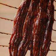 使用するのは、厳選された上質なうなぎのみ。タレやご飯との相性にもこだわり、一口目から満足度の高い味わいが広がります。