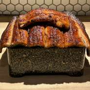 一人でも入りやすい、心地よい空間。店内は気負わずに入りやすい雰囲気で、昼時でもお一人様の利用が多いのが特徴。