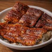 創業90年の卸問屋より仕入れる厳選うなぎを贅沢に一尾使用。
名古屋風の、蒸さずに生から炭火焼きで、パリふわ食感の香ばしいうなぎが特徴。
味と品質を守りながらお手軽な価格で。
