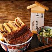 『うまき』と『うなぎ半尾』を乗せた豪華丼。ふんわり食感の『うまき』と風味豊かな自家製タレがからむ肉厚なうなぎを一度にお楽しみいただけるオススメの逸品。
