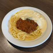 24時間じっくり煮込んだ濃厚ミートソースに、提供直前にとろけるチーズを丁寧に温めてとろりと重ねた、贅沢な味わいの逸品です。