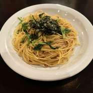 チロリン村といえばコレ！納豆・野沢菜・たらこの絶妙トリオが絡む、和の旨み全開「なったらな」は、一度食べたらクセになる人気の一皿です。