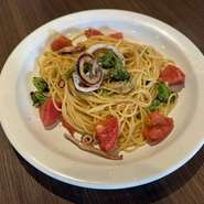 麻生店ならではのオリジナルレモンバターソースが光る、いかとブロッコリーの絶妙コンビ。爽やかやとコクが広がる、特別感あふれる一皿です。