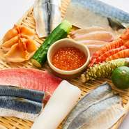 店名は「日本の食材の豊かさを鮨で伝えたい」という店主の想いに由来。季節を盛り込んだ江戸前鮨を軸に、旬の皿も楽しめるコースが充実し、都心にいながら、季節の移ろいを旅するような鮨三昧に憩えます。