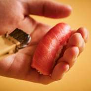 誕生日や結婚記念日のディナー、お祝い事や人生の節目の食事会にも理想的。『おまかせコース』のおいしさと趣向に加え、温かなもてなしも素晴らしく、記憶に残る美味と時間に心ゆくまでひたれます。