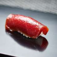 三越前駅・新日本橋駅から好アクセスでありつつ、隠れ家感が高いので、大人のデートに格好の一軒。江戸時代に職人の街であった面影が残る風情も貴重で、東京旅行中に本格鮨を愉しむシーンにもぴったりです。