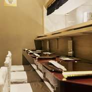 カウンター席では、目の前で料理が出来上がっていく様子を眺めながら、ゆるりと美酒佳肴に酔いしれられます。店主との会話も肴に、江戸前鮨の真髄を味わえるコースをご堪能ください。